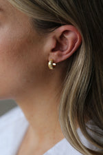 Cast Earrings Gold